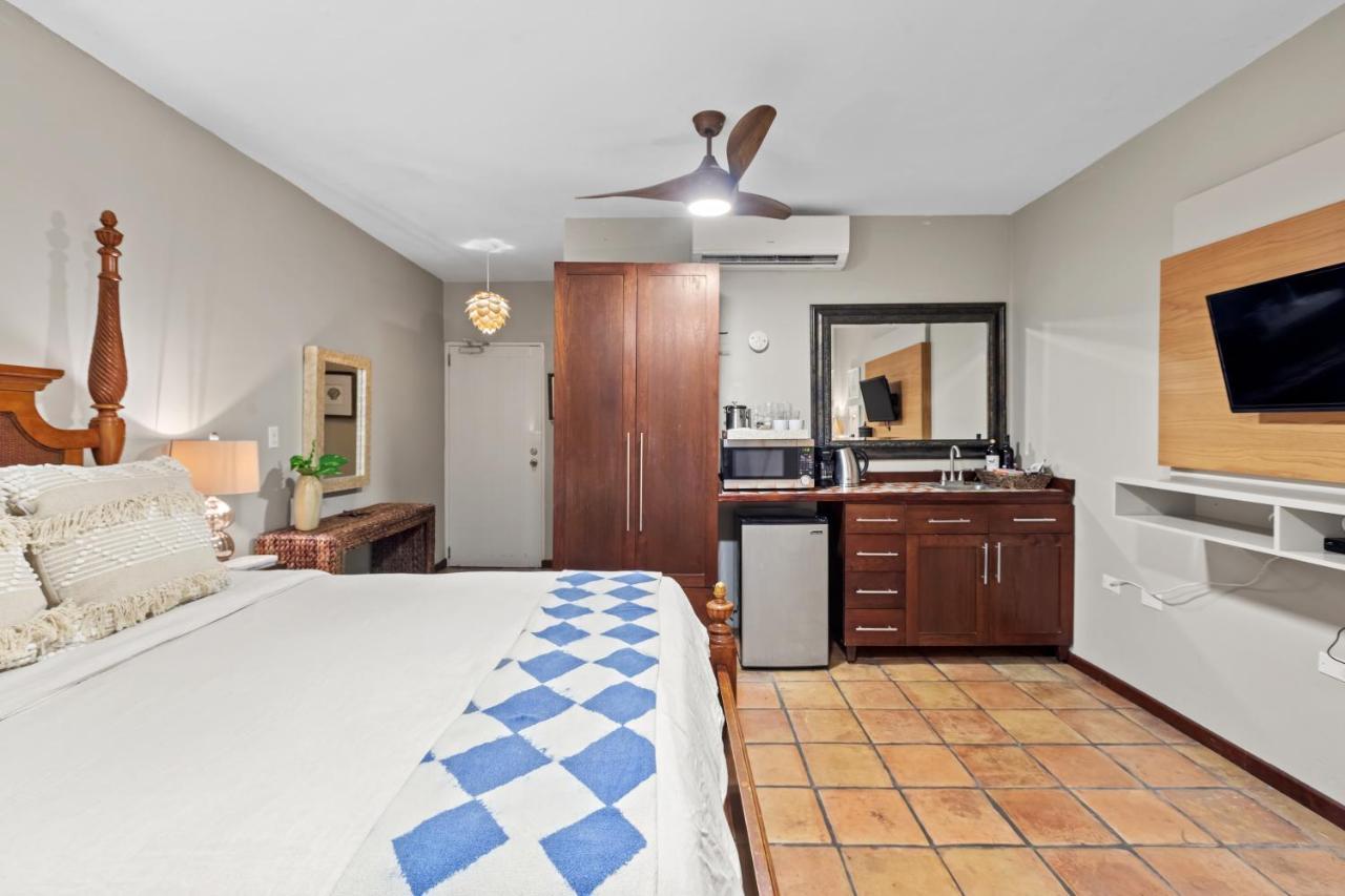 Tres Sirenas Beach Inn 林康 外观 照片
