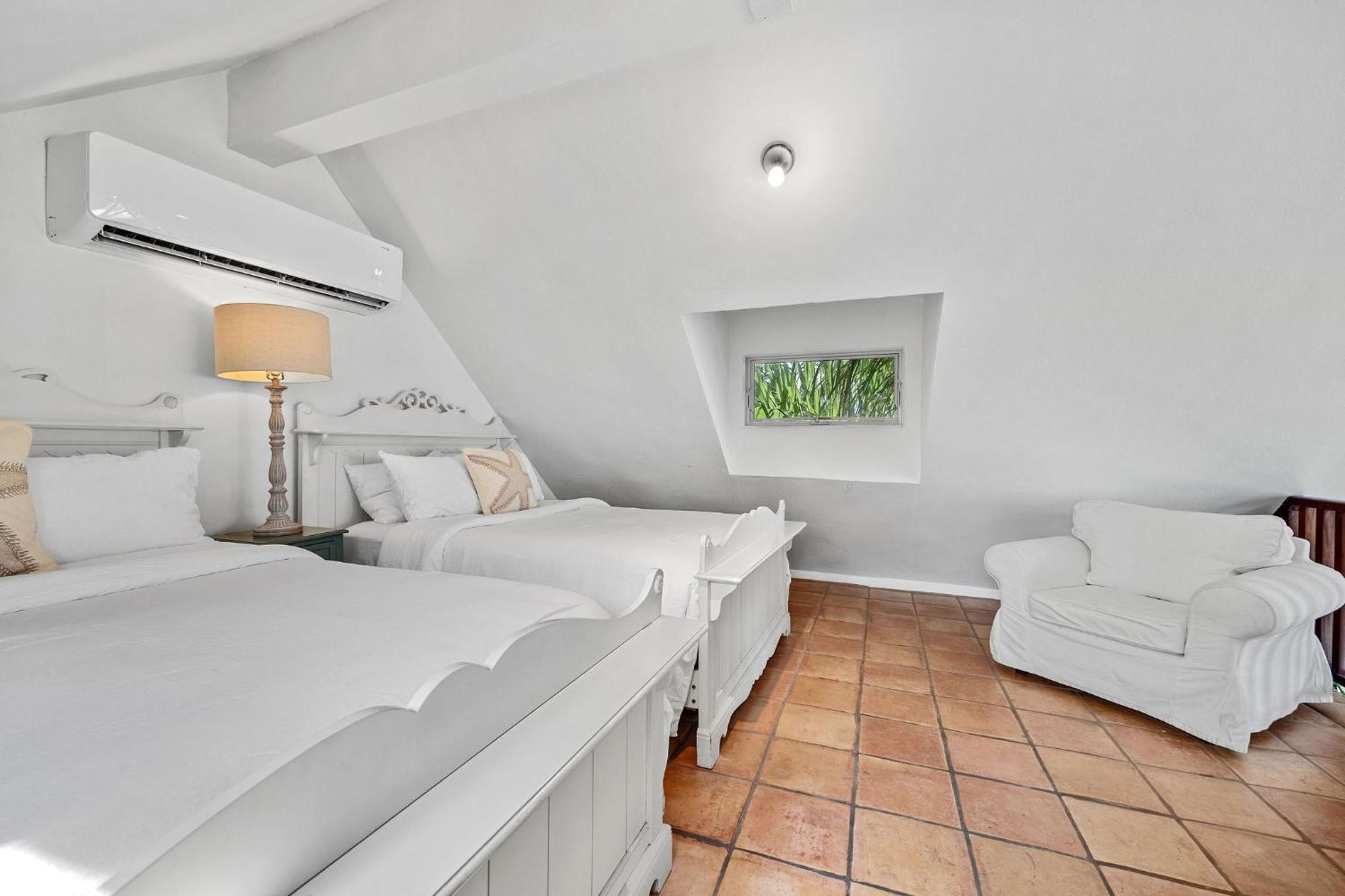 Tres Sirenas Beach Inn 林康 外观 照片